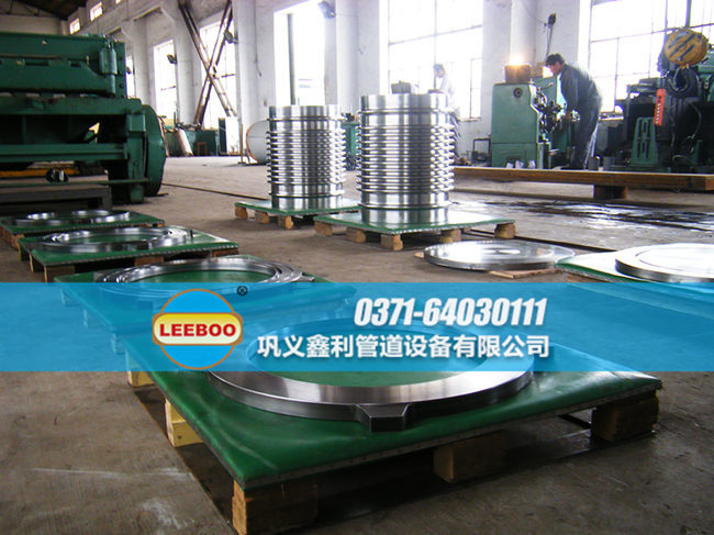 鑫利<a href=http://www.hnsairui56.com target=_blank class=infotextkey>補(bǔ)償器</a>組裝車間